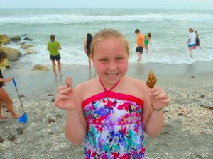 girl with two seashells
